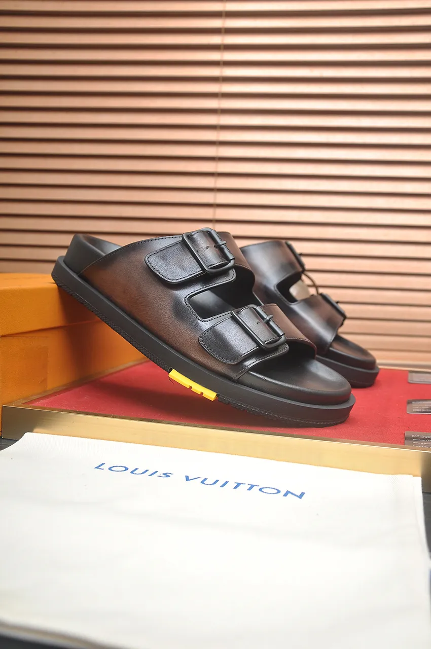 Men's shoes 💰400💶 [Louis Vuitton LV slippers] (high-end cowhide) counter 1:1 fashion style, a must-have for summer! The designer used LV’s iconic outsole. The original simple slippers instantly become fashionable! The upper is made of flexible special cowhide leather straps alternately, and the workmanship is exquisite! A must-have for stylish men in summer, size 38-45 (45 customized)